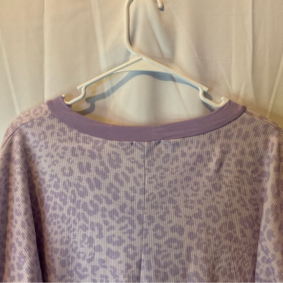 Heimish Women’s Short Sleeve V-Neck Lilac Leopard Print Size Large - Picture 8 of 14